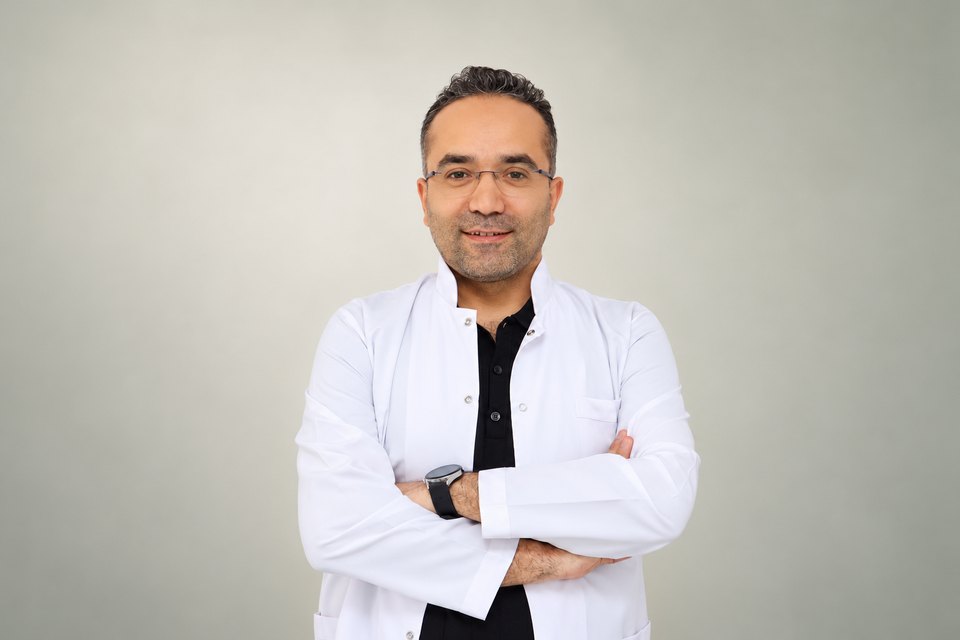 Uzm. Dr. Ersin Aktaş, beyaz önlüklü portre